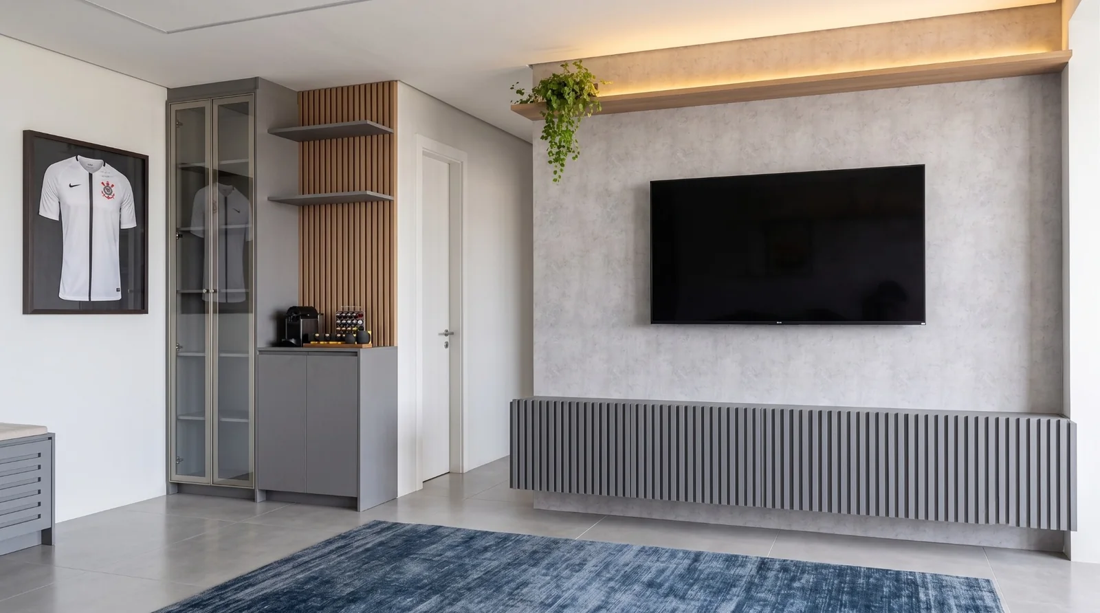 Painel de televisão com iluminação indireta e marcenaria cinza